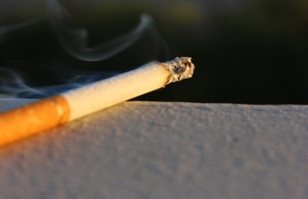 UK: nowe przepisy dotyczące palenia w samochodzie